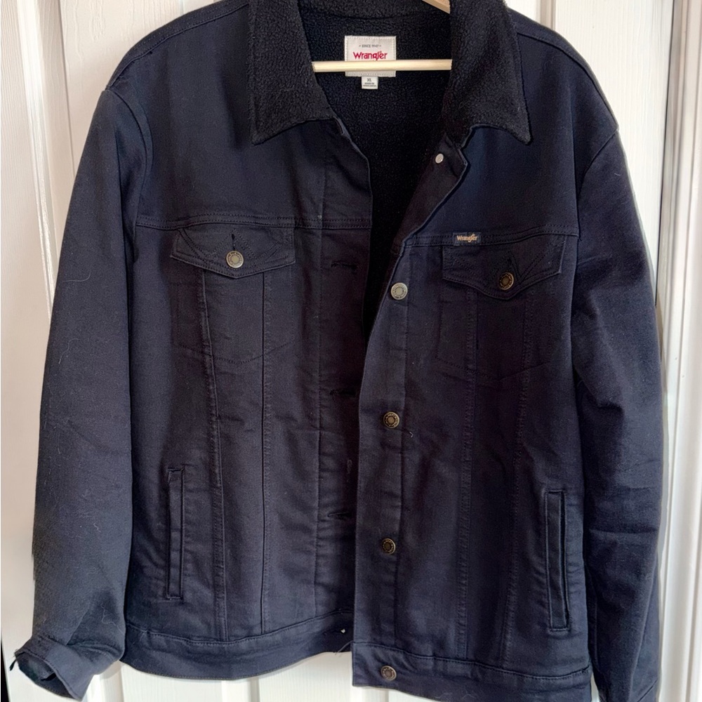 Women’s classic WRANGLER DENIM black jacket. NEW, never worn. Fleece in XL $24